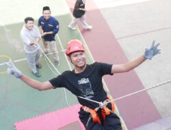MDMC Batang Kenalkan Mitigasi Bencana Lewat Rappelling pada MPLS MA Muhammadiyah Limpung