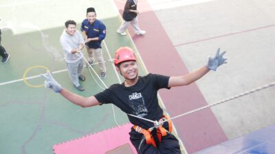MDMC Batang Kenalkan Mitigasi Bencana Lewat Rappelling pada MPLS MA Muhammadiyah Limpung