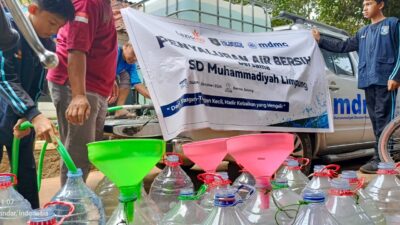 SD Muhammadiyah Limpung Praktikkan Teologi Al-Ma’un melalui Penyaluran Air Bersih